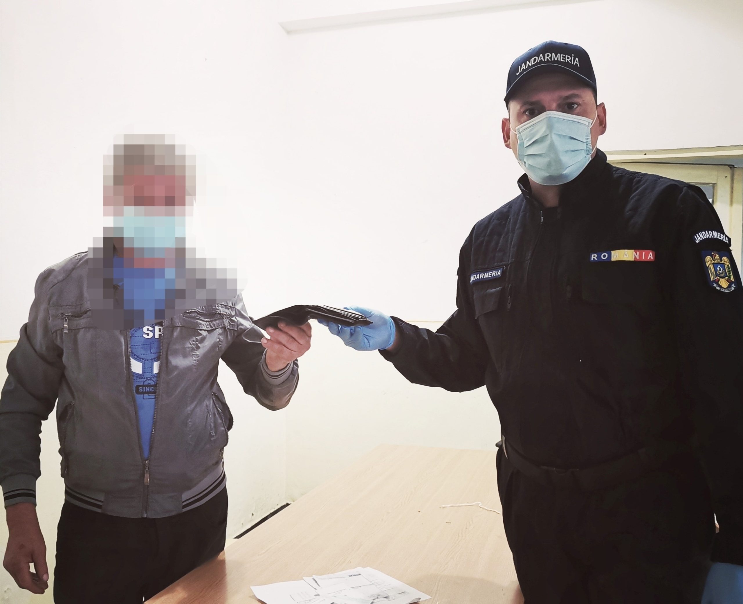 Un portofel cu carduri, acte și bani găsit de un jandarm sibian, înapoiat proprietarului
