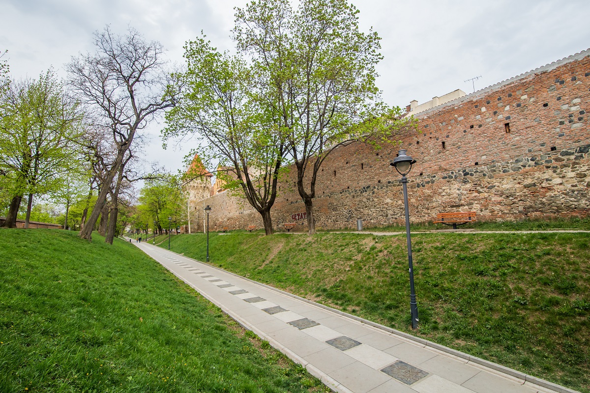 Parcul Cetății va deveni spațiu pentru relaxare și citit, cu Wi-Fi și prize pentru încărcarea dispozitivelor mobile