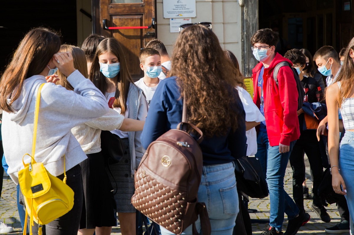 Primele săptămâni ale noului an școlar, sub masca de protecție: „Câteodată, mi-e greu să respir cu ea. Parcă mă ia amețeala!”