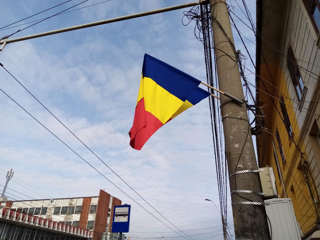 Aproape 600 de steaguri pe străzile din Mediaș, de Ziua Națională