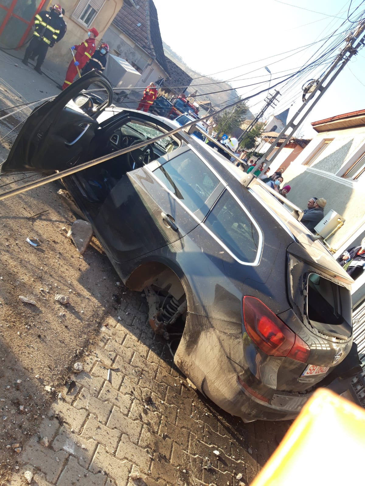 FOTO: Bărbatul care a făcut prăpăd în Ighișu Nou nu avea permis, a furat mașina și era beat