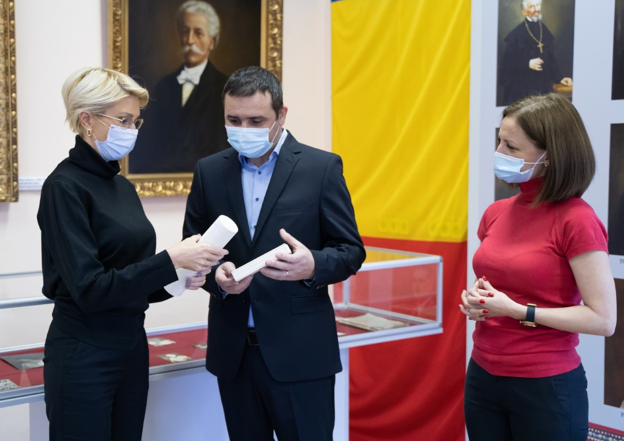 Biblioteca Județeană Astra Sibiu a primit Medalia Aniversară “Centenarul Marii Uniri”