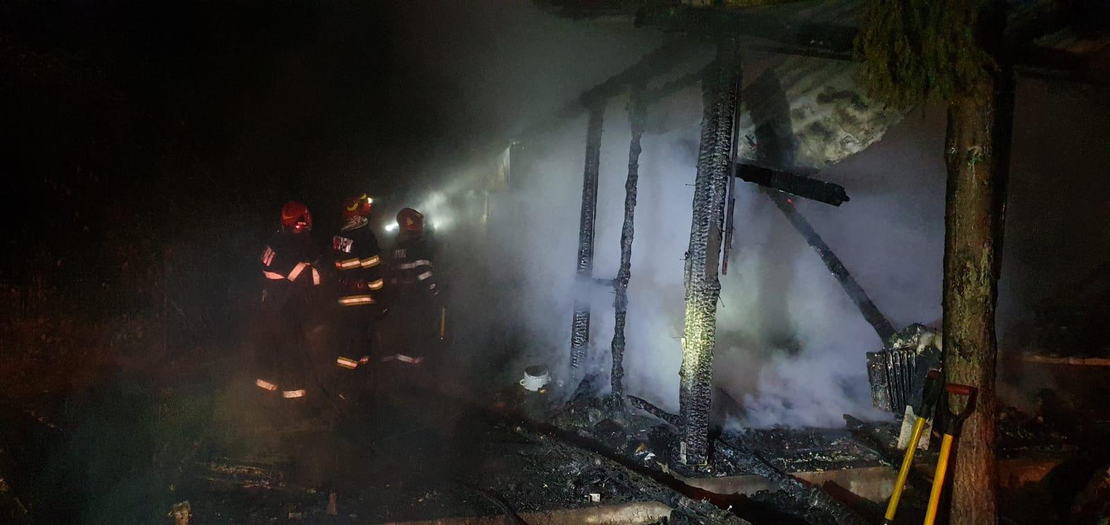 FOTO: Cabană distrusă de un incendiu pe Valea Avrigului