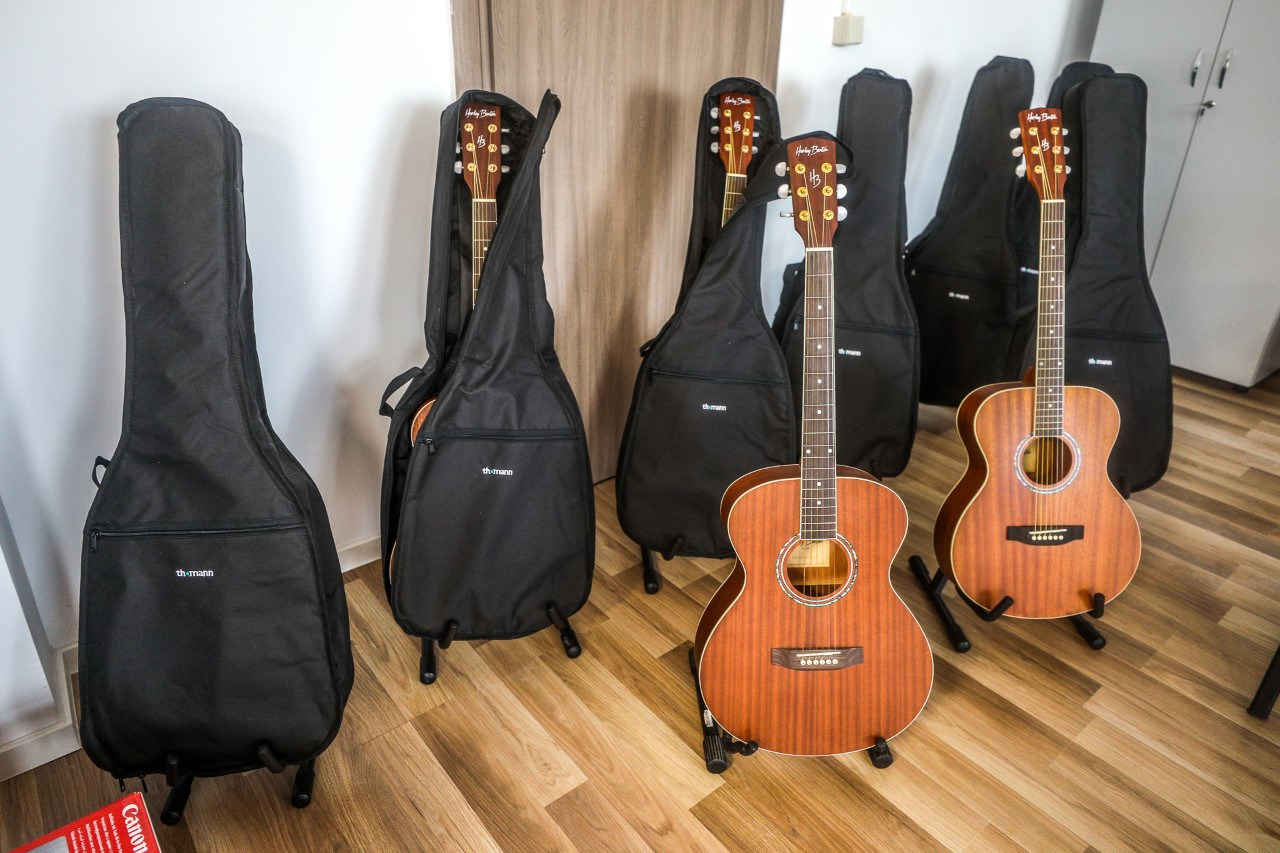 FOTO – Dotări pentru Palatul Copiilor Sibiu: mobilier, costume populare, instrumente muzicale și documentare Discovery și Animal Planet