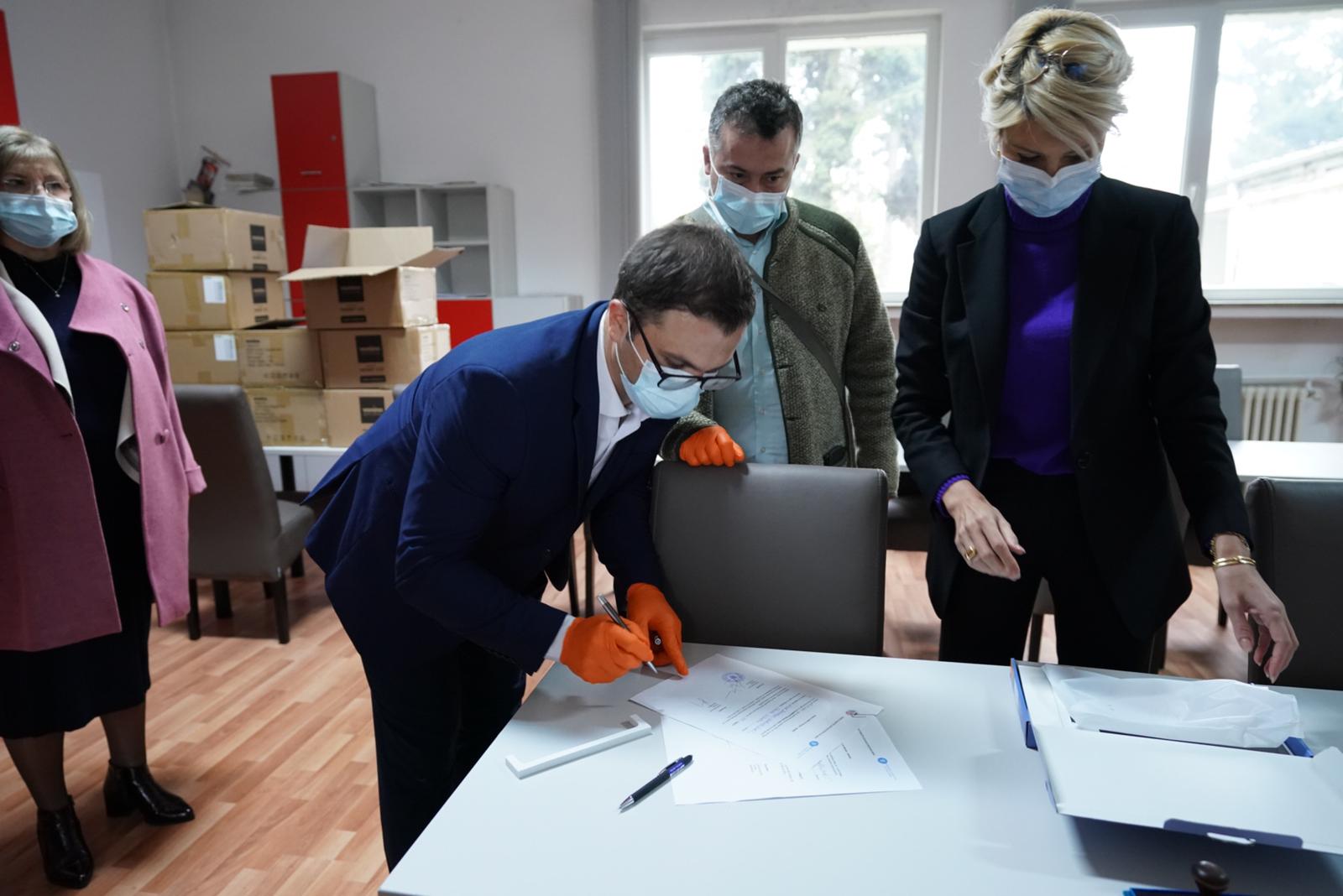 Peste 1.500 de tablete, distribuite astăzi elevilor sibieni