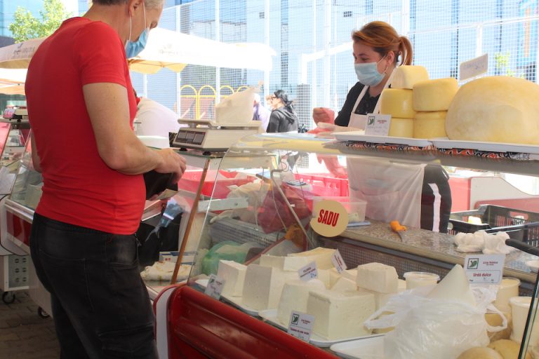 Piața Volantă Transilvania rămâne deschisă. Au fost instalate dispensere cu dezinfectant și panouri de informare