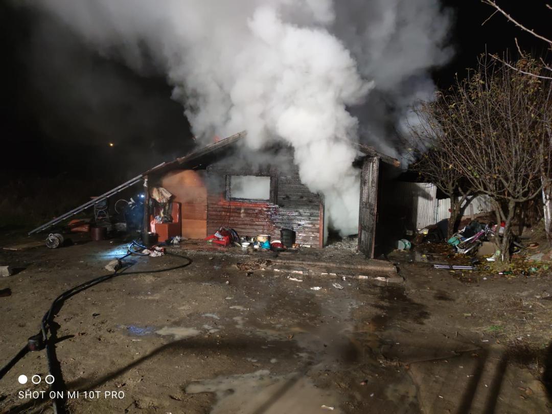 FOTO: Două persoane au suferit arsuri în urma unui incendiu la o cabană din Sibiu