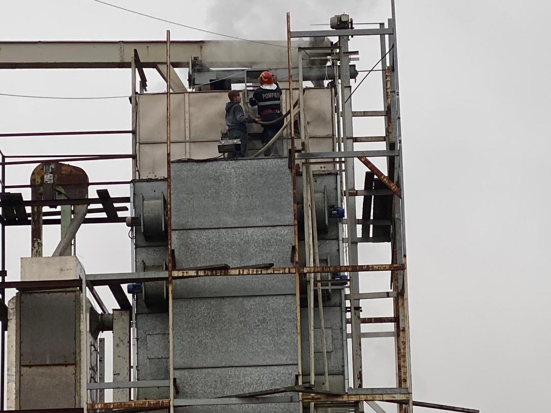 FOTO: Uscător de cereale, cuprins de flăcări