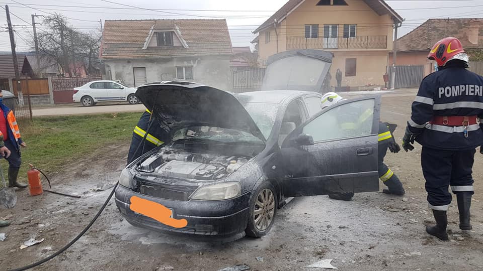 FOTO: Incendiu la un autoturism în care se aflau 3 copii și o femeie