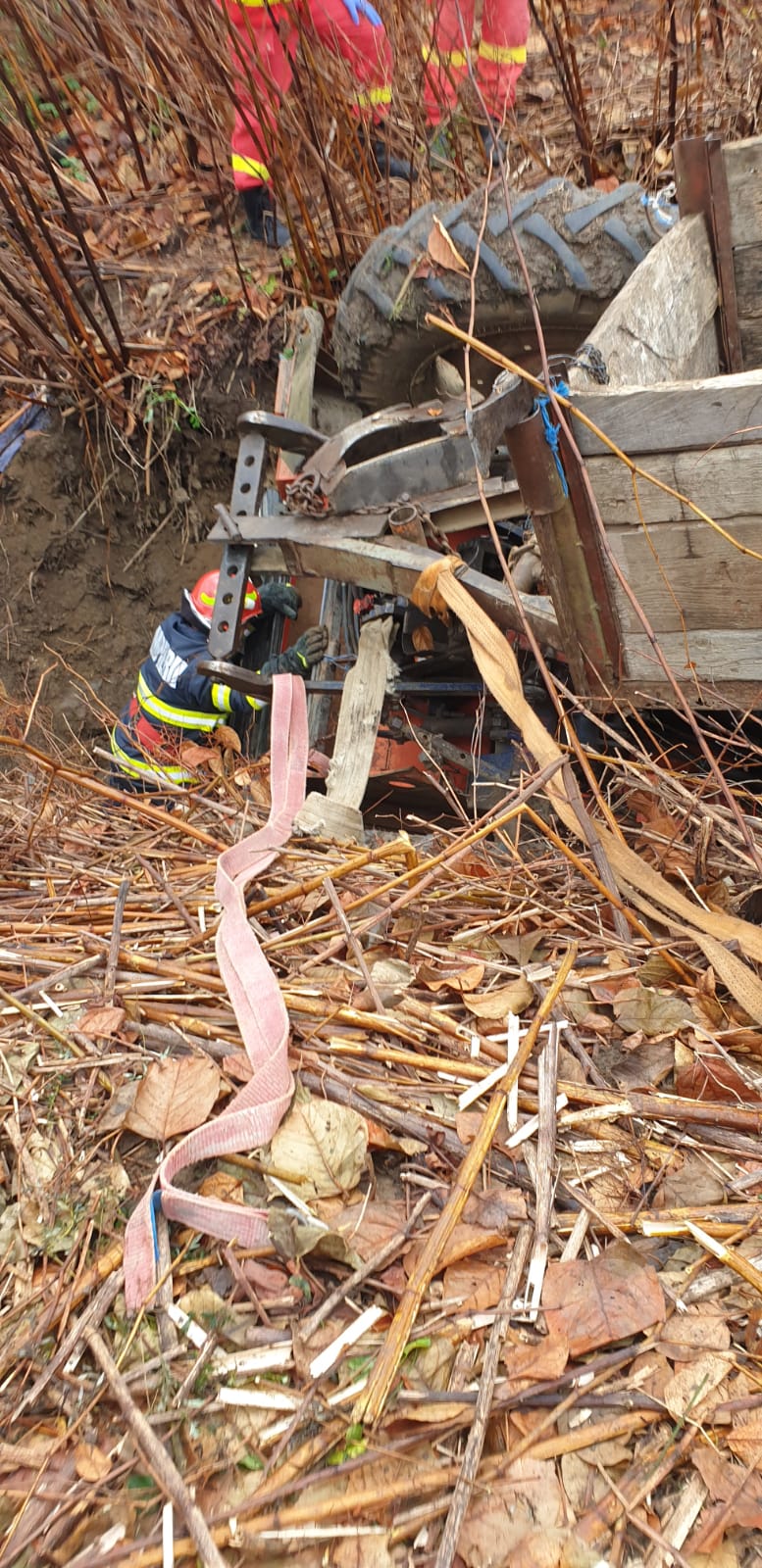 FOTO: Pompierii din Dumbrăveni au intervenit pentru salvarea unui bărbat prins sub un tractor răsturnat
