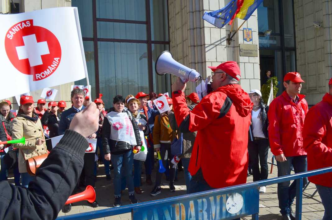 Sindicaliştii Federaţiei Sanitas încep luni depunerea listei de revendicări la Instituţia Prefectului în fiecare judeţ din ţară