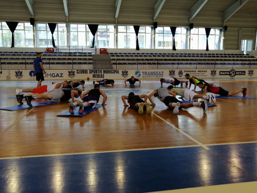 Se schimbă suprafața de joc din Sala Polivalentă din Mediaș