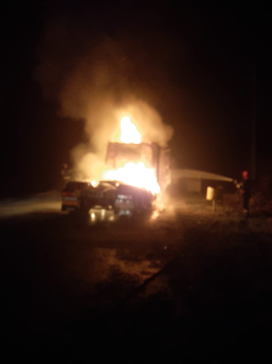 FOTO – Capul tractor al unui autocamion, mistuit de flăcări, între Copșa Mică și Blaj