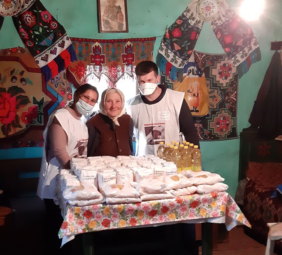 FOTO: Viața cu o indemnizație de 15 lei lunar. O asociație din Mediaș, în sprijinul unei bunicuțe dintr-un cătun din Apuseni