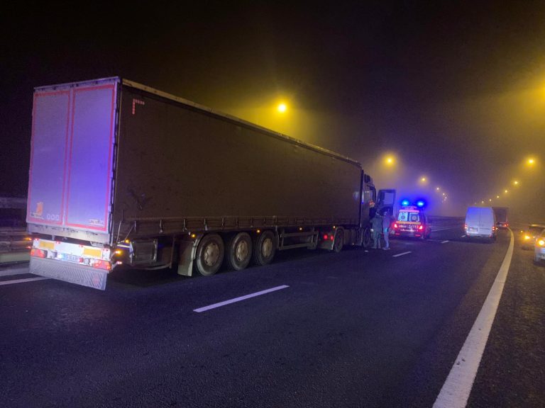 Trafic blocat pe A1, pe sensul Sebeș-Sibiu. Un șofer este încarcerat