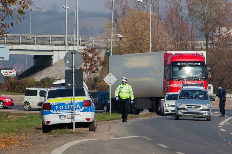 Controale intense în trafic, în prima zi de carantină. Polițiștii verifică dacă șoferii au declarațiile pe propria răspundere