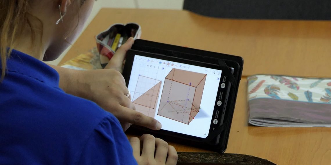 Peste 5.700 de tablete cu internet din partea Guvernului pentru elevii sibieni