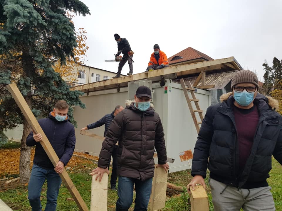Sibienii au pus mână de la mână pentru a ajuta la realizarea structurilor modulare UPU