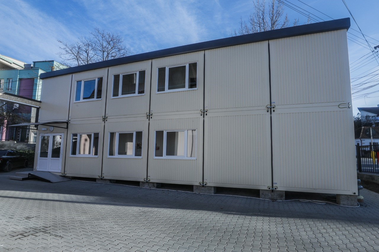 FOTO: 12 containere pentru triajul copiilor, amplasate în curtea Secției Infecțioase de pe Transilvaniei
