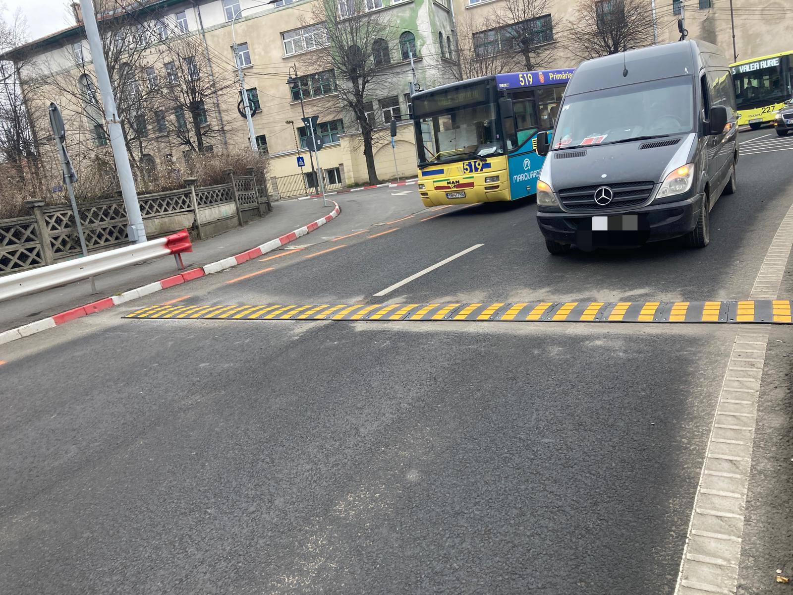 Limitator de viteză, pe Șoseaua Alba Iulia, la coborârea dinspre Șaguna