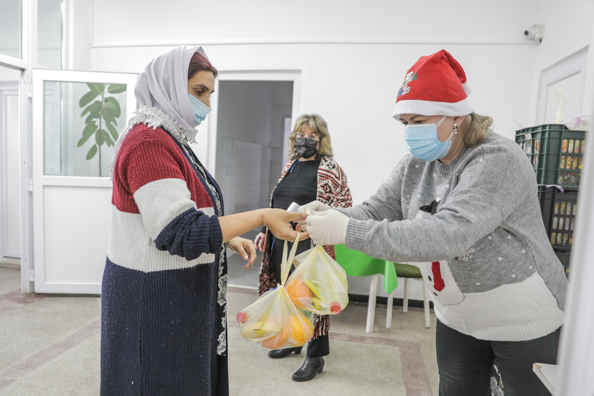 Alimente, haine și rechizite pentru familiile nevoiașe din Sibiu