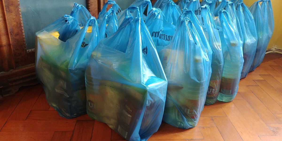 Mită electorală la Ighișu Nou. Pungi cu dulciuri și rechizite, oferite localnicilor