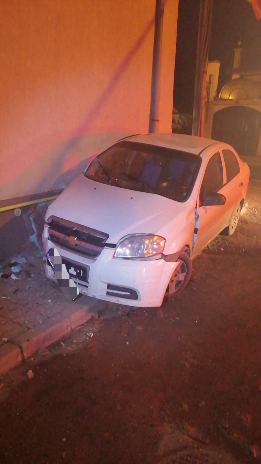 FOTO: O mașină s-a izbit de zidul unui imobil din Sibiu. Un tânăr de 17 ani a fost transportat la spital