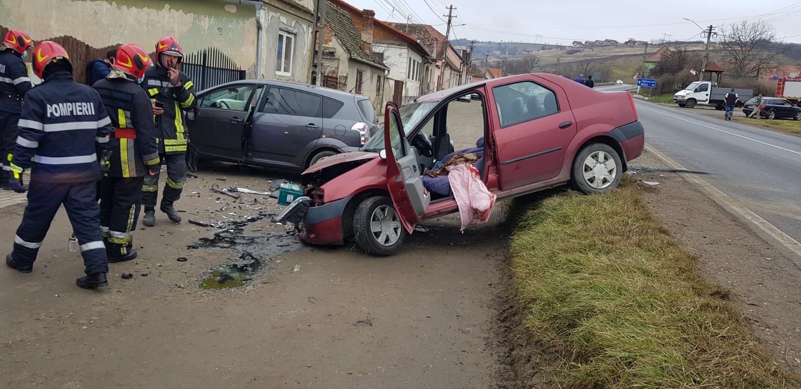 FOTO: 3 persoane au ajuns la spital după un accident rutier în Șura Mare