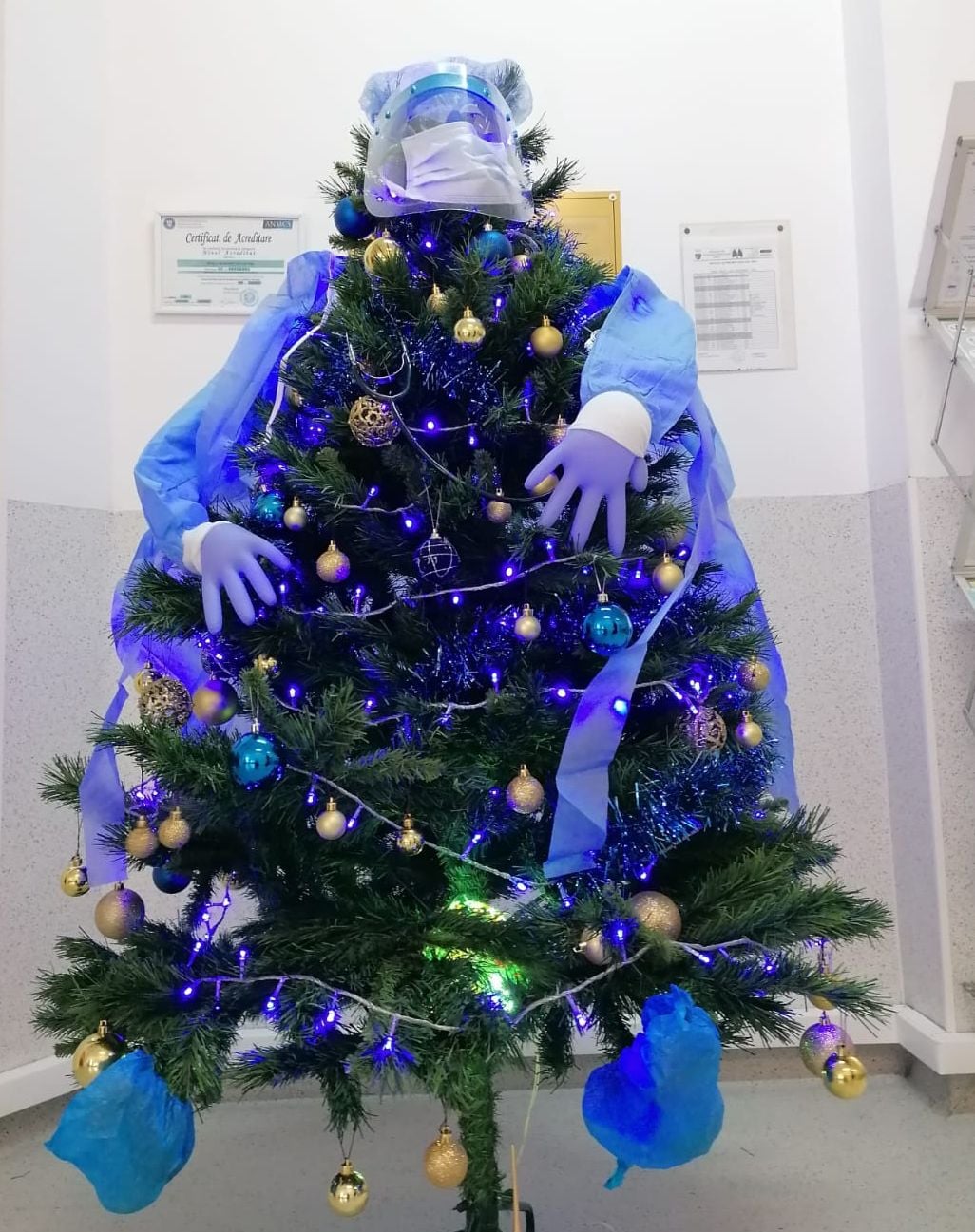 FOTO: Brad cu cu mănuşi, vizieră, halat şi mască de protecţie la Spitalul de Pneumoftiziologie din Sibiu