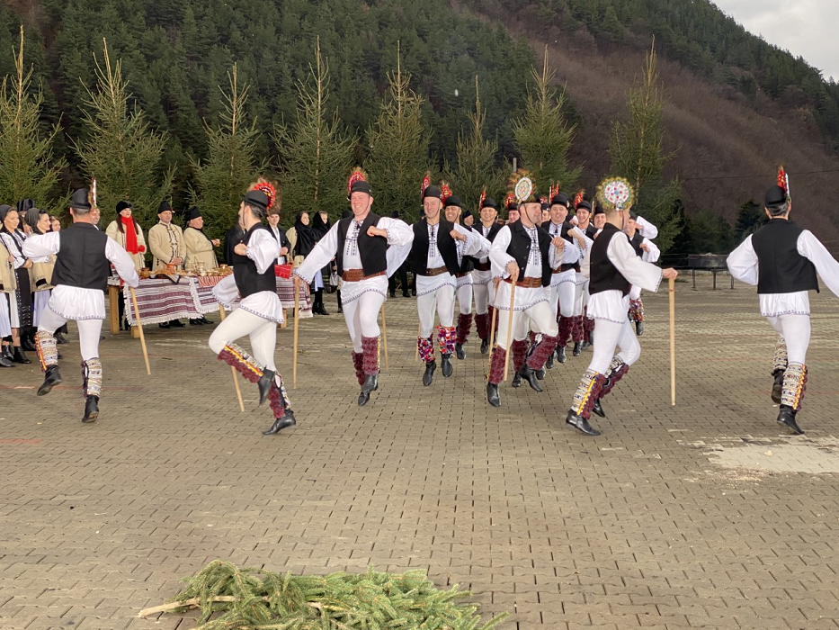 Regal „Cindrelul-Junii” Sibiu la Televiziunea Romînă, de Crăciun și Anul Nou