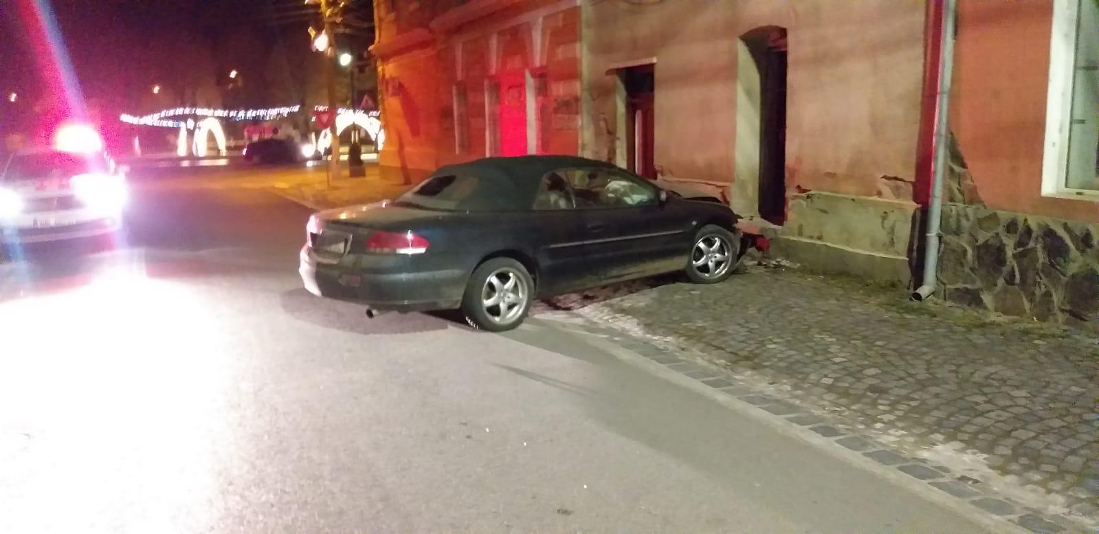 FOTO: Conducătoare auto din Dumbrăveni rănită după ce a intrat cu mașina în zidul unei case