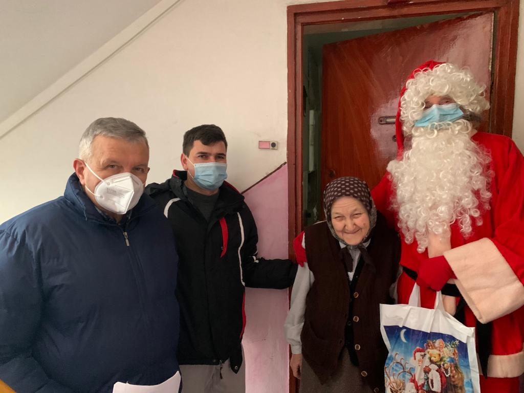 FOTO: Moș Crăciun a adus daruri pentru 80 de vârstnici din Copșa Mică