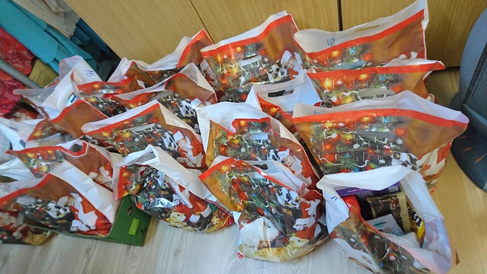 FOTO: Crucea Roșie Mediaș a oferit aproape 300 de kilograme de alimente nevoiașilor și familiilor cu mulți copii