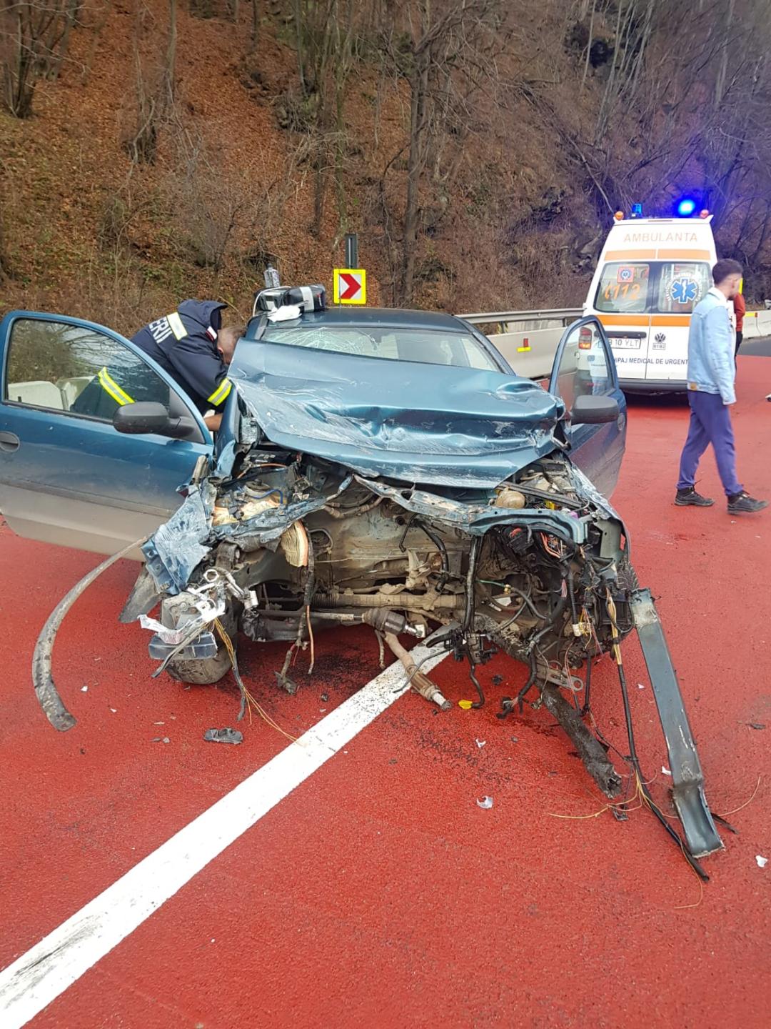 FOTO: Doi tineri răniți în accident, pe Valea Oltului