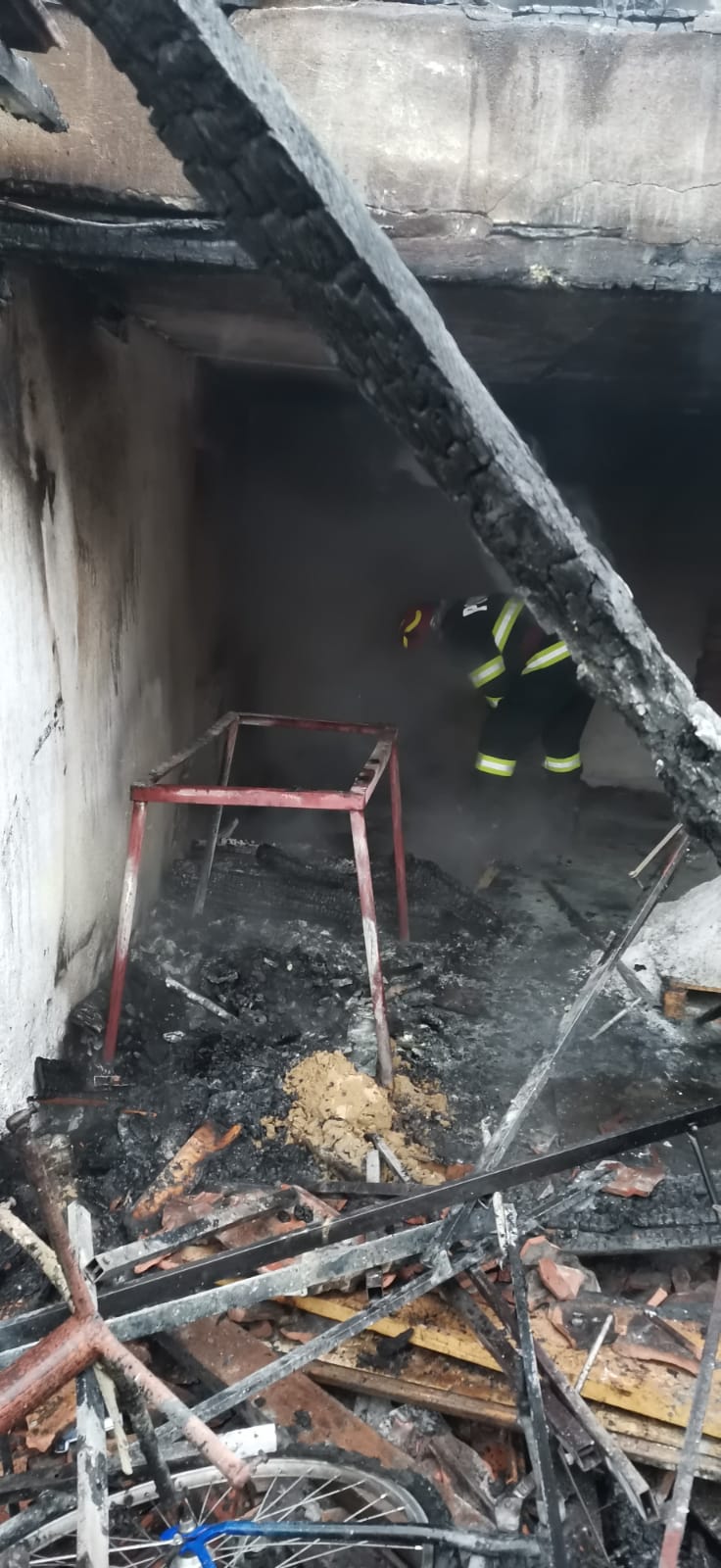 FOTO: Garaj din Șeica Mare, cuprins de flăcări