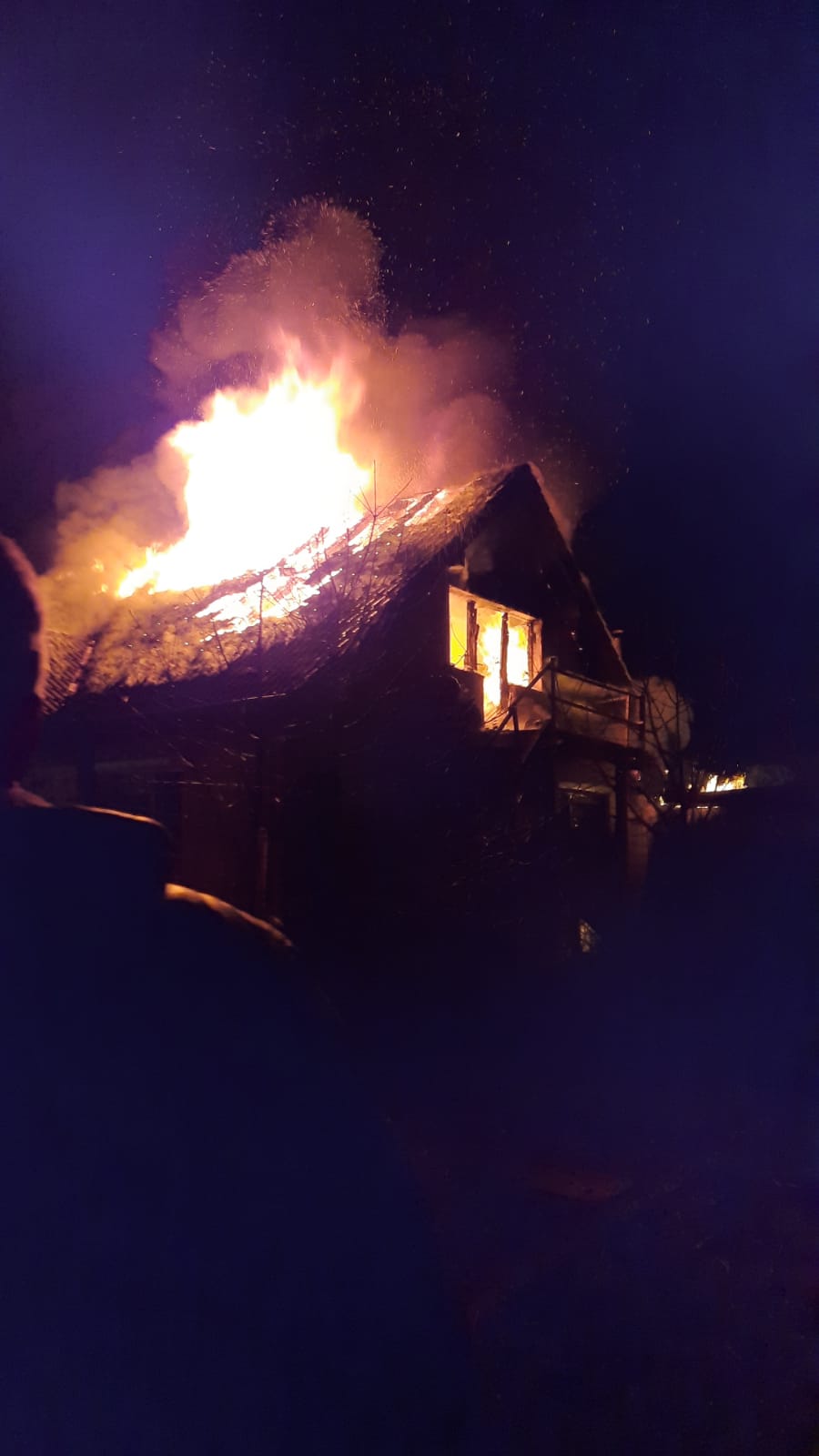 VIDEO | Casă în flăcări, în Sibiu. Intervin pompierii