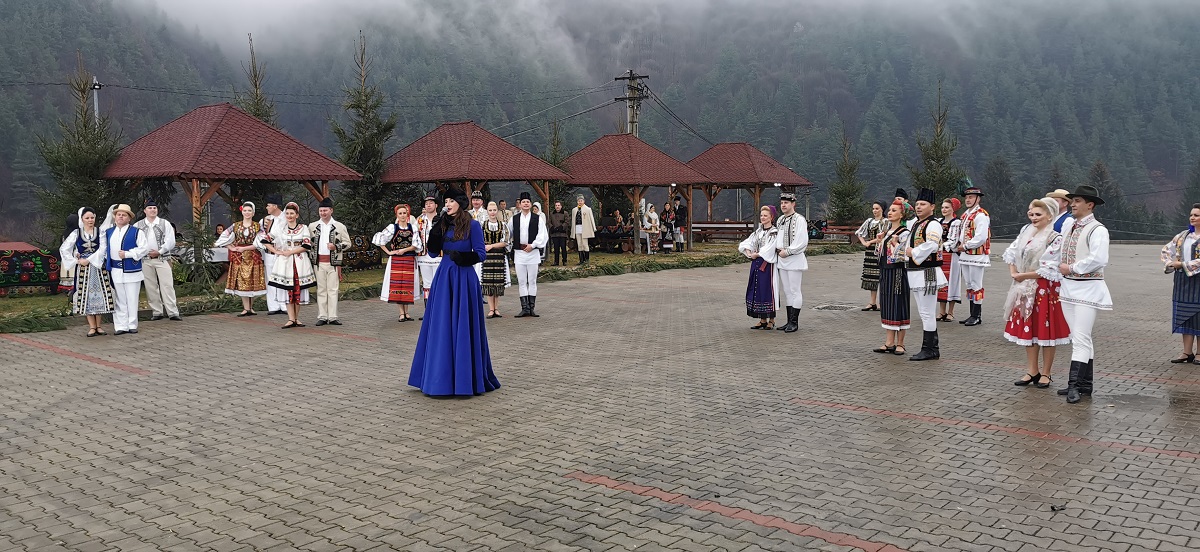 Junii Sibiului, Nicolae Furdui Iancu, Niculina Stoican și mulți alți artiști ai muzicii populare din România întâmpină Anul Nou la TVR1