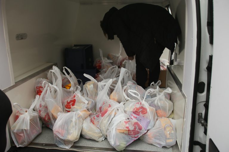 Copiii de la Spitalul de Pediatrie, răsfățați cu dulciuri