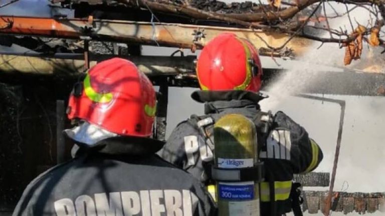 Trei echipaje de pompieri au intervenit de urgență pe strada Rampa Ștefan cel Mare