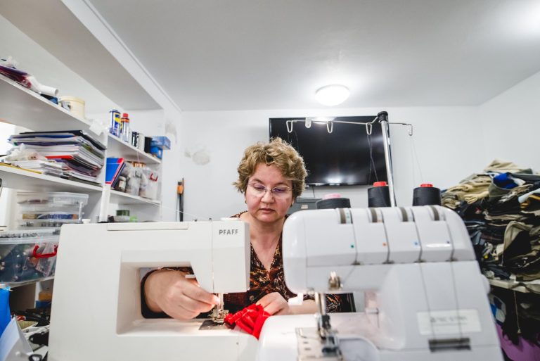 Când nu e la catedră, dascălul Liliana Iamandi predă cursuri de croitorie: „cursanții învață repede și bine această meserie”
