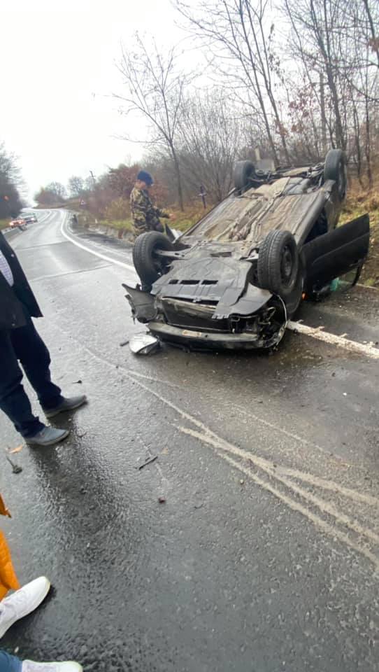 Femeie rănită după ce autoturismul în care se afla s-a răsturnat pe DN 1