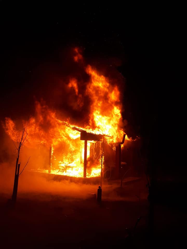 FOTO: O cabană din lemn a ars în întregime în urma unui incendiu