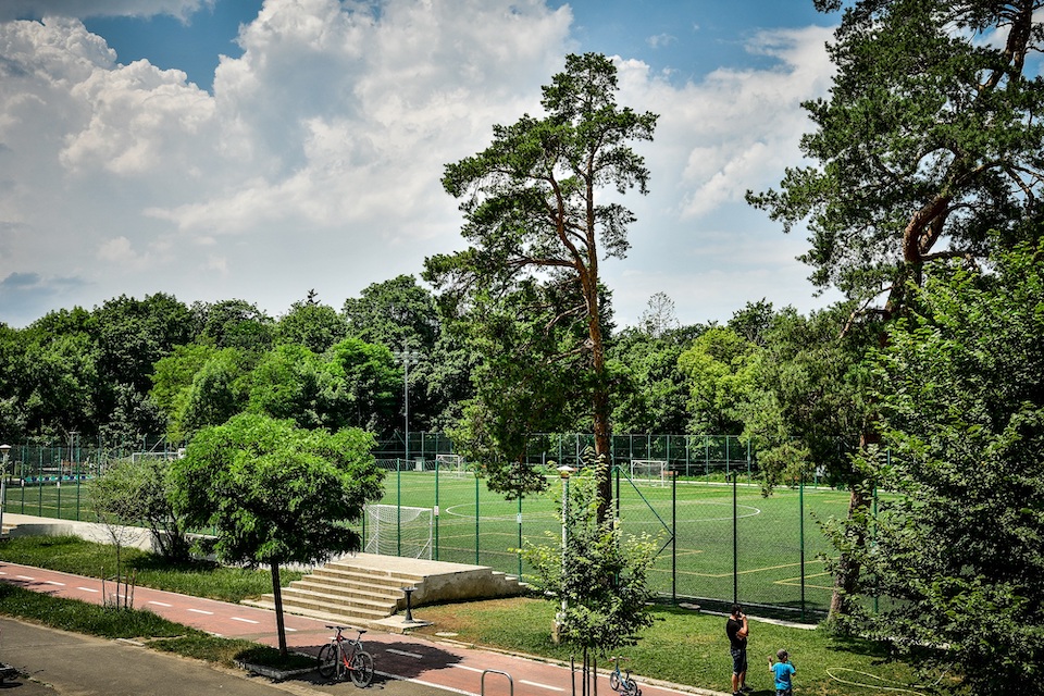 Tarifele pentru închirierea terenului sintetic din Parcul Sub Arini rămân reduse și în 2021