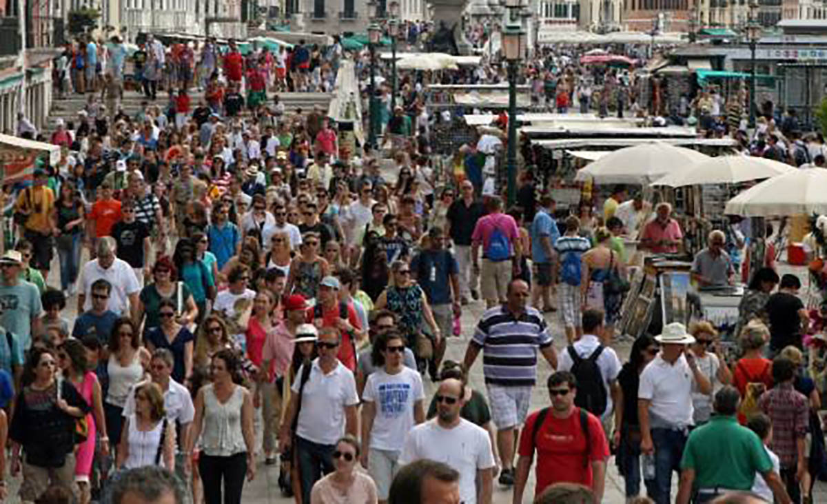 INS: Turiştii nerezidenţi sosiţi în România au cheltuit 190,4 milioane de lei în trimestrul trei din acest an
