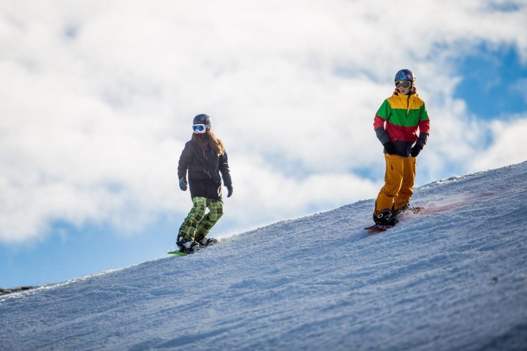 Salvamont Sibiu transmite o serie de recomandări pentru turiștii care schiază pe pârtii amenajate sau în zone off-piste