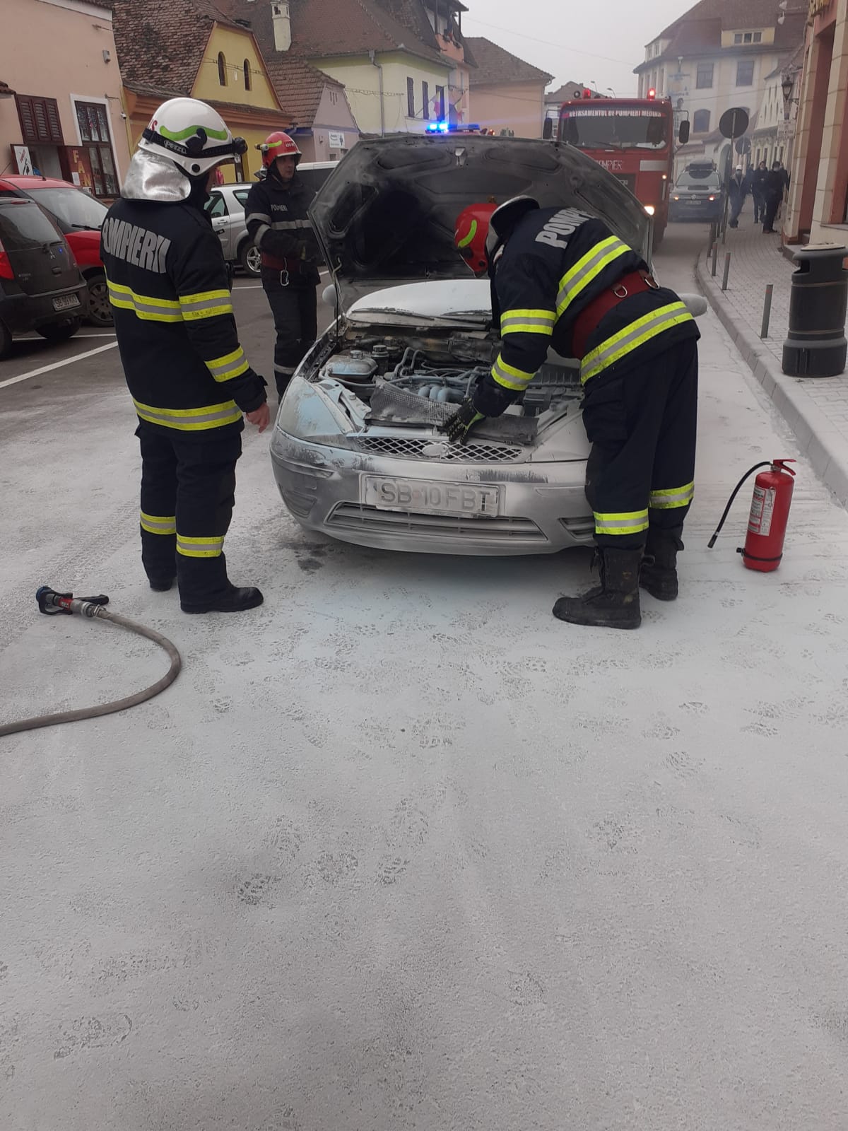 Mașină în flăcări, la Mediaș. O femeie cu atac de panică, la spital