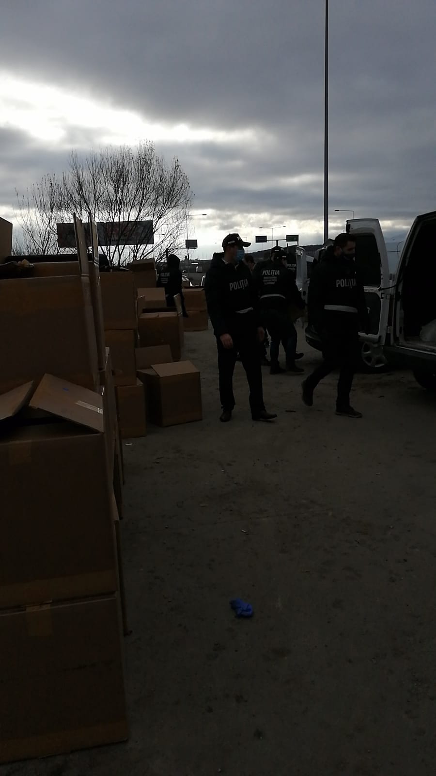 Peste 15.000 de parfumuri contrafăcute, depistate de polițiști într-un TIR pe DN1. Marfa se ridică la 770.000 de euro