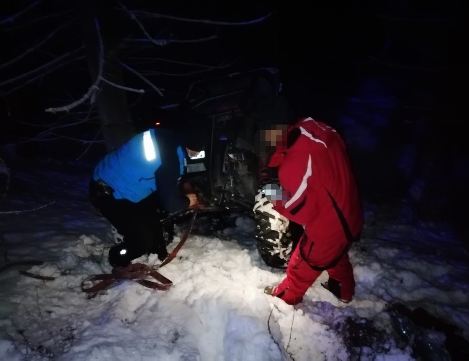 Un bucureștean a căzut într-o râpă adâncă de 15 metri, în Păltiniș