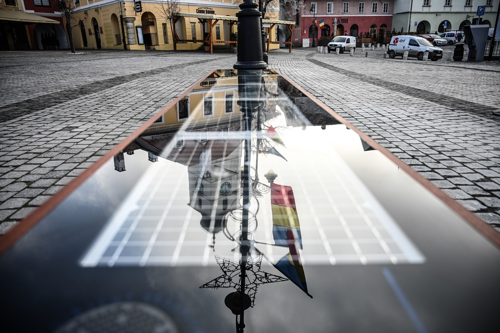 Piața Mică, dotată cu bănci smart, cu prize pentru încărcarea dispozitivelor mobile