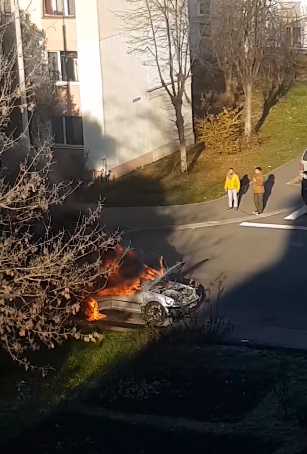 Incendiu la o mașină, pe Aleea Turnu Roșu